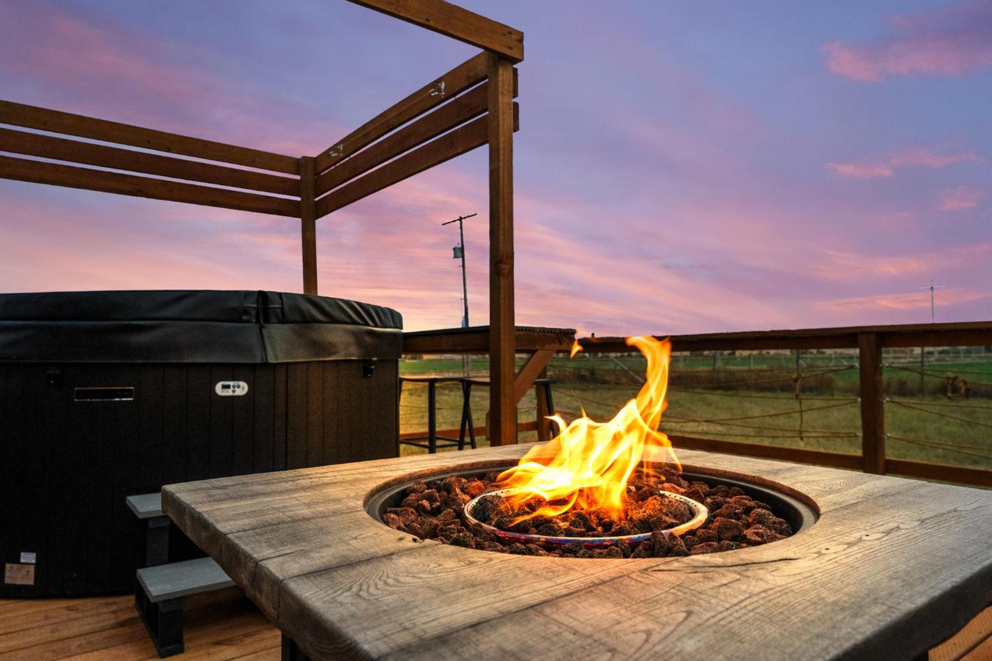 Modern Tiny Cabin, With Hot Tub In Choteau Mt Exterior foto